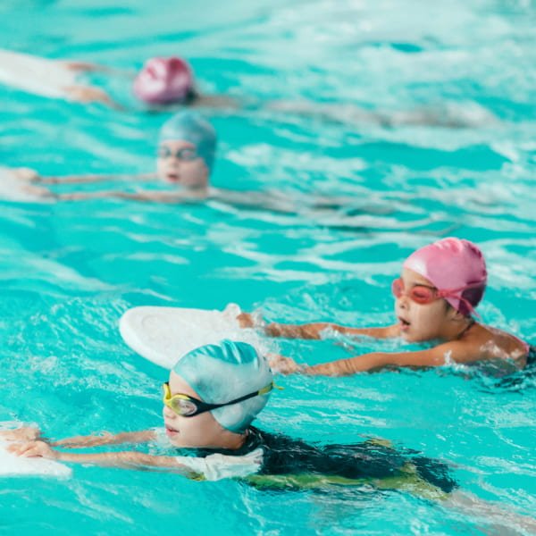 Lapset opettelemassa uimaan Levels uimakoulussa Espossa